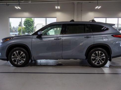 Used 2021 Toyota Highlander XLE AWD/4WD image 10