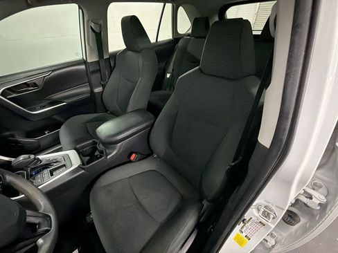 Used 2020 Toyota RAV4 LE FWD image 17