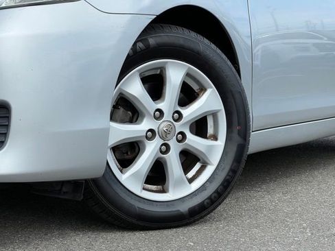 Used 2011 Toyota Camry LE w/ LE Extra-Value Pkg FWD image 2