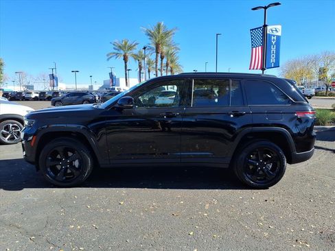 Used 2023 Jeep Grand Cherokee Limited w/ Black Appearance Package image 8
