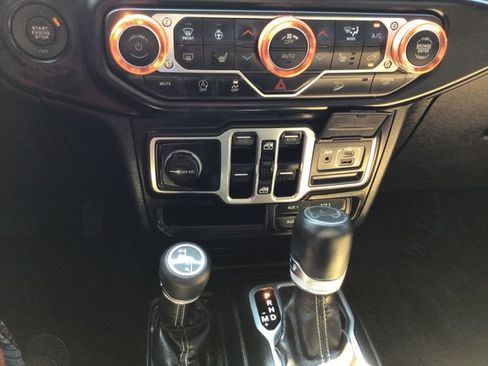 Used 2018 Jeep Wrangler Unlimited Sahara w/ Cold Weather Group AWD/4WD image 37