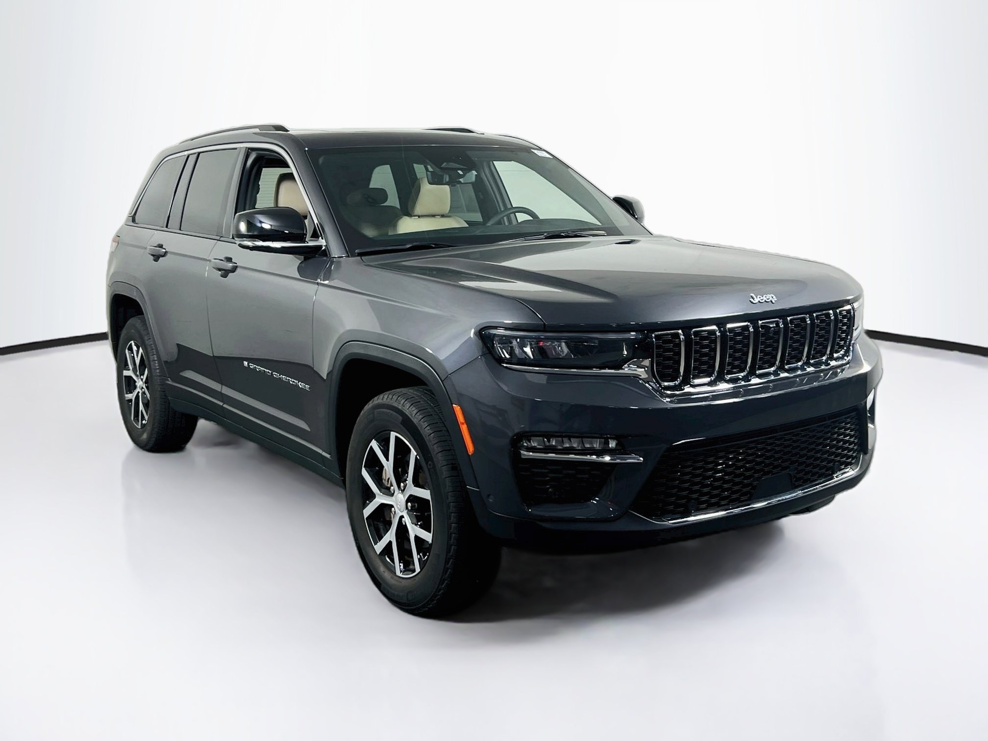 Used 2023 Jeep Grand Cherokee Limited w/ Luxury Tech Group II AWD/4WD image 3