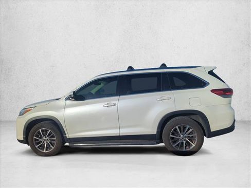 Used 2019 Toyota Highlander XLE FWD image 5