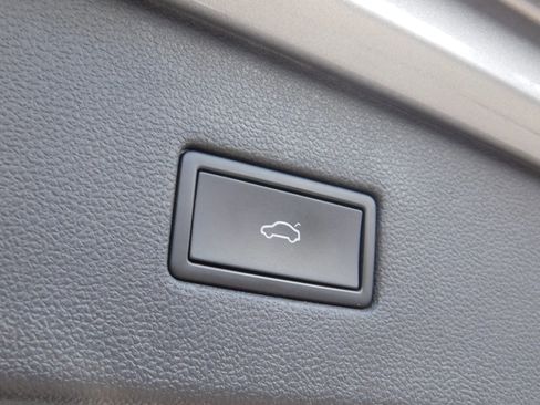 Used 2021 Volkswagen Tiguan SEL FWD image 10