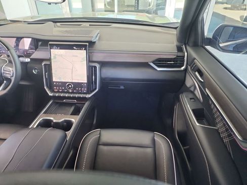 Certified 2025 GMC Acadia Denali w/ Super Cruise Package AWD/4WD image 28