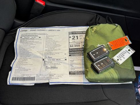 Used 2024 Jeep Grand Cherokee L Laredo image 30