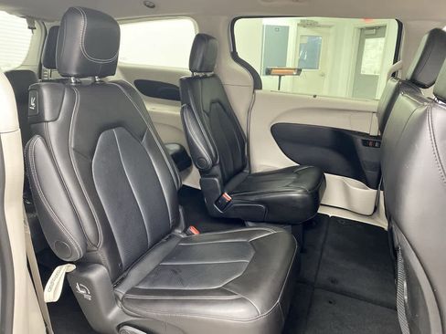 Used 2024 Chrysler Pacifica Touring-L FWD image 19