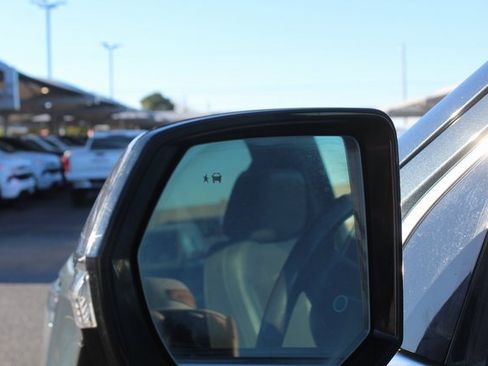 Used 2022 GMC Yukon XL Denali w/ Denali Premium Package image 15