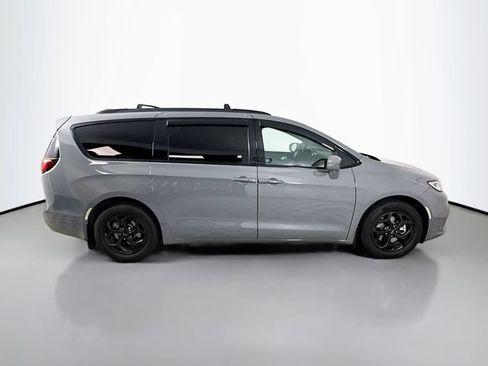 Used 2022 Chrysler Pacifica Touring-L w/ S Appearance Package FWD image 8