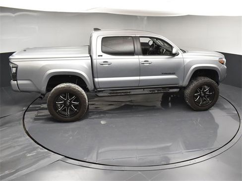 Used 2022 Toyota Tacoma SR5 w/ Technology Package image 45