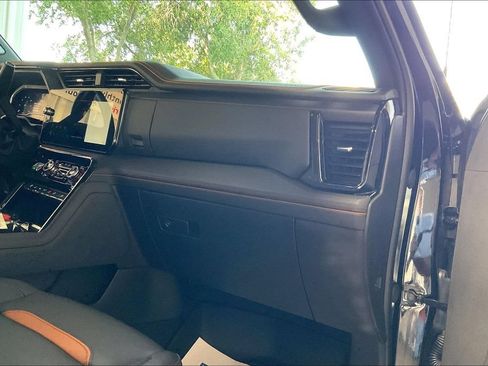 Used 2025 GMC Sierra 2500 AT4 w/ AT4 Premium Plus Package AWD/4WD image 23