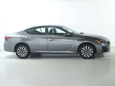 Used 2024 Nissan Altima 2.5 SV w/ SV Premium Package image 11