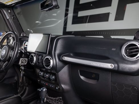 Used 2014 Jeep Wrangler Unlimited Rubicon w/ Max Tow Package AWD/4WD image 22