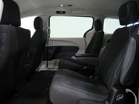 Used 2023 Chrysler Voyager LX image 23