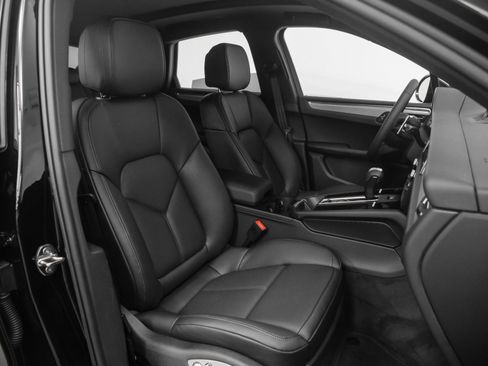 Used 2025 Porsche Macan image 18