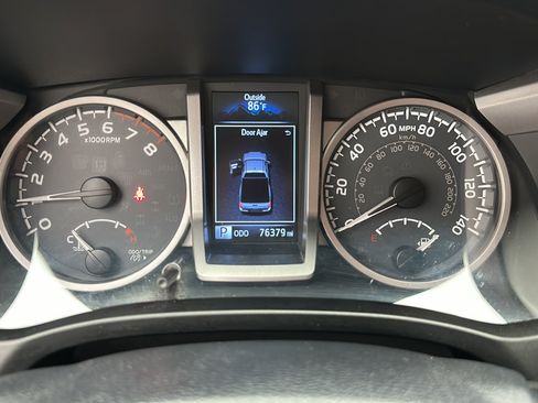 Used 2018 Toyota Tacoma SR5 AWD/4WD image 18