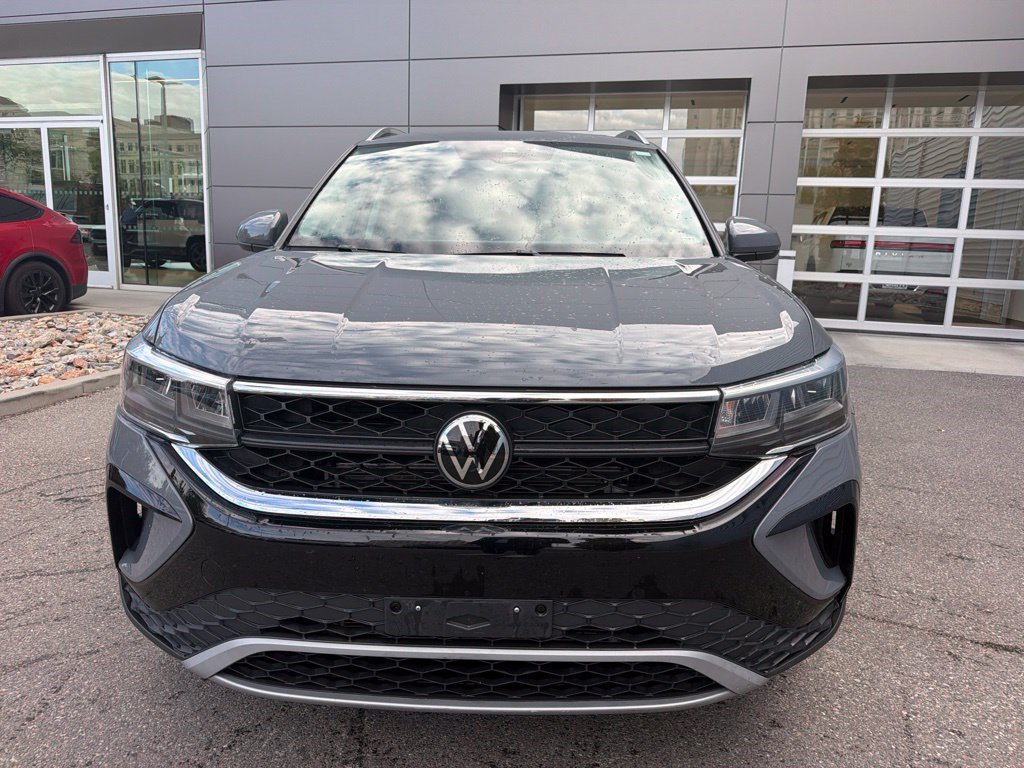 Used 2023 Volkswagen Taos SE w/ Panoramic Sunroof Package AWD/4WD image 2