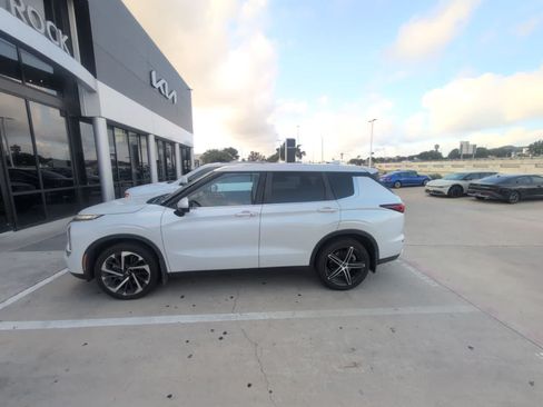 Used 2022 Mitsubishi Outlander SE FWD image 2