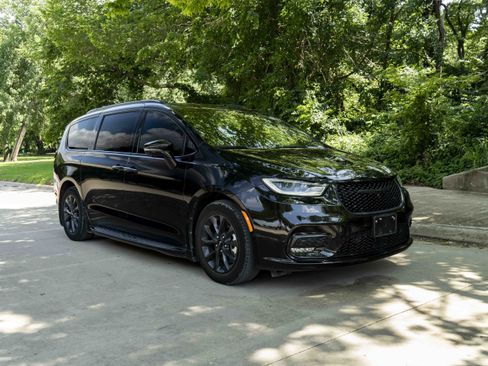 Used 2021 Chrysler Pacifica Touring-L w/ Uconnect Theater Family Group FWD image 2