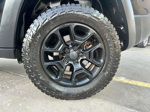 Used 2019 Jeep Cherokee Trailhawk AWD/4WD image 47