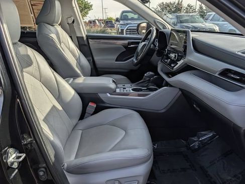 Used 2023 Toyota Highlander Platinum FWD image 33