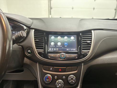 Used 2019 Chevrolet Trax LT w/ LT Convenience Package image 27