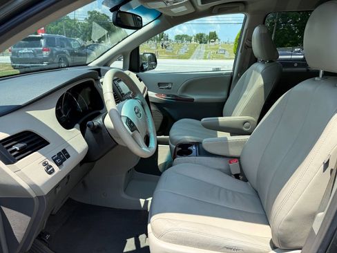 Used 2012 Toyota Sienna XLE FWD image 11