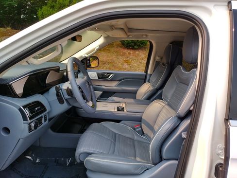 Used 2021 Lincoln Navigator Black Label w/ Cargo Convenience Package image 8