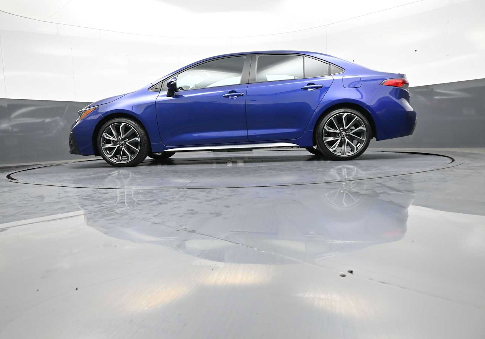 Used 2022 Toyota Corolla SE w/ SE Premium Package FWD image 32