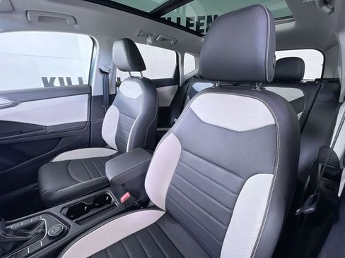 Used 2025 Volkswagen Taos SEL image 11