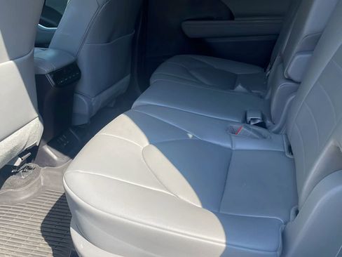 Used 2023 Toyota Highlander XLE AWD/4WD image 14