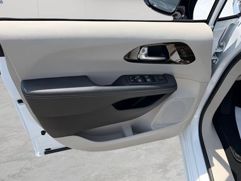 Used 2024 Chrysler Pacifica Limited FWD image 16