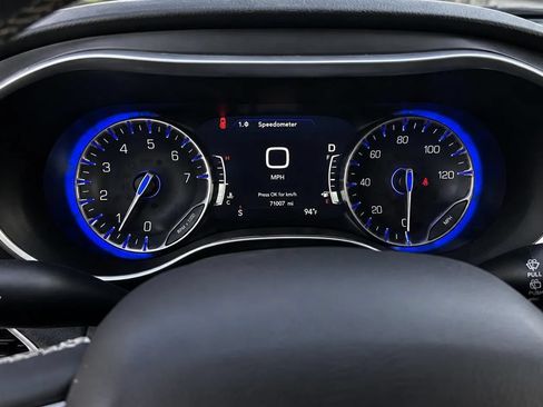 Used 2024 Chrysler Pacifica Touring-L FWD image 18