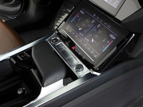 Used 2024 Audi Q8 e-tron Premium Plus w/ Premium Plus Package image 15