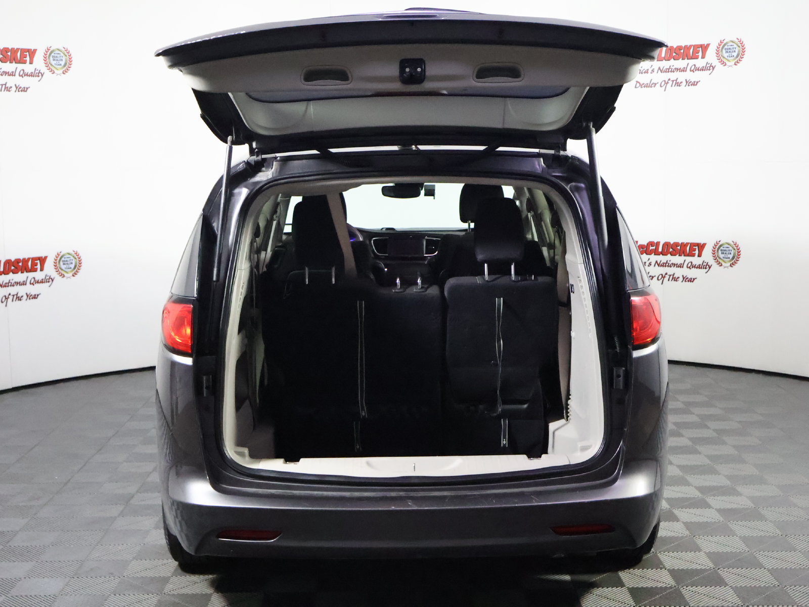 Used 2023 Chrysler Voyager LX FWD image 10