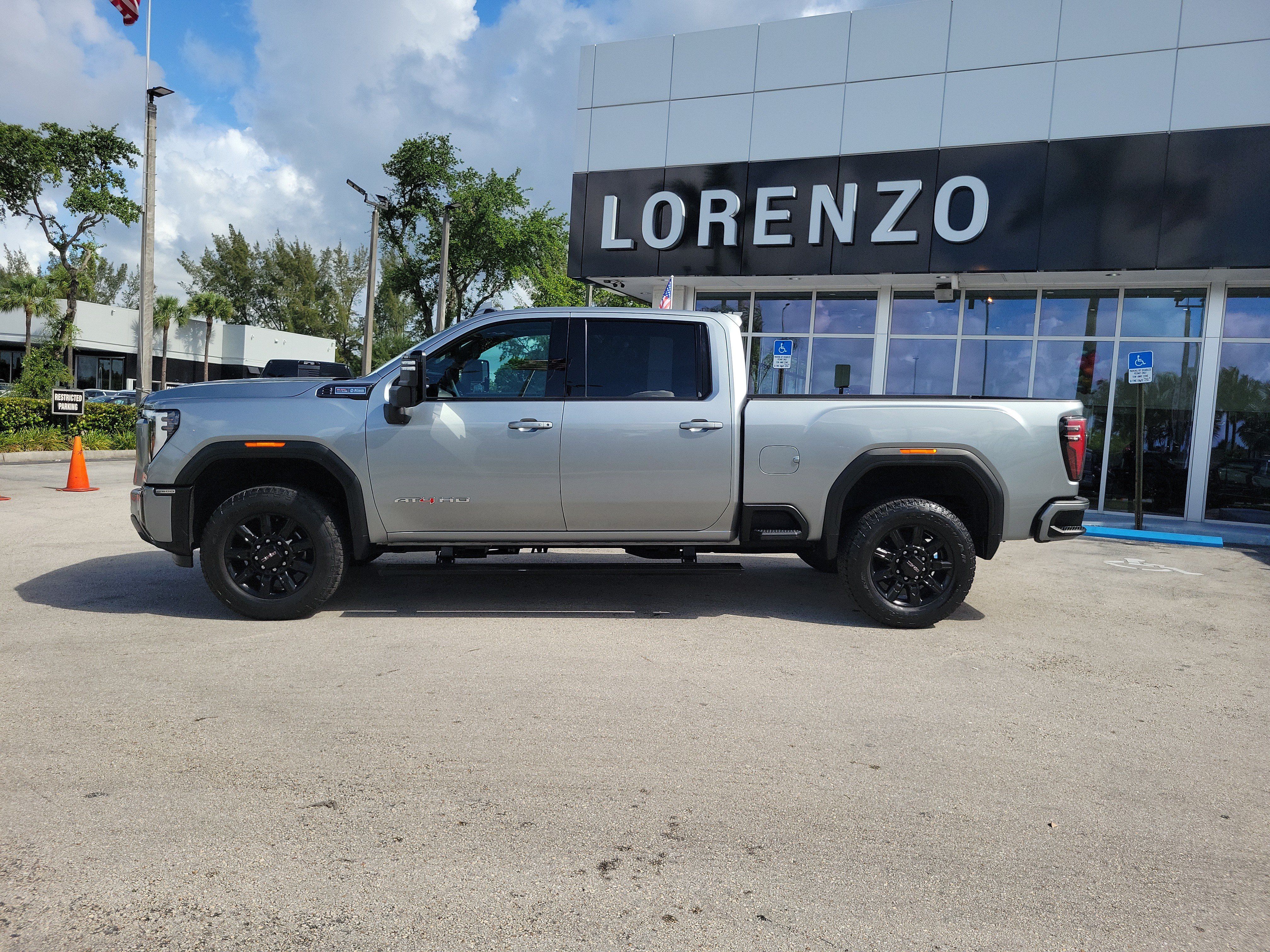 Used 2024 GMC Sierra 2500 AT4 w/ AT4 Premium Plus Package AWD/4WD image 7