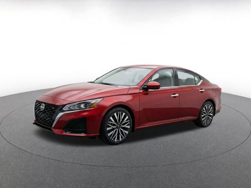 Used 2025 Nissan Altima 2.5 SV FWD image 3