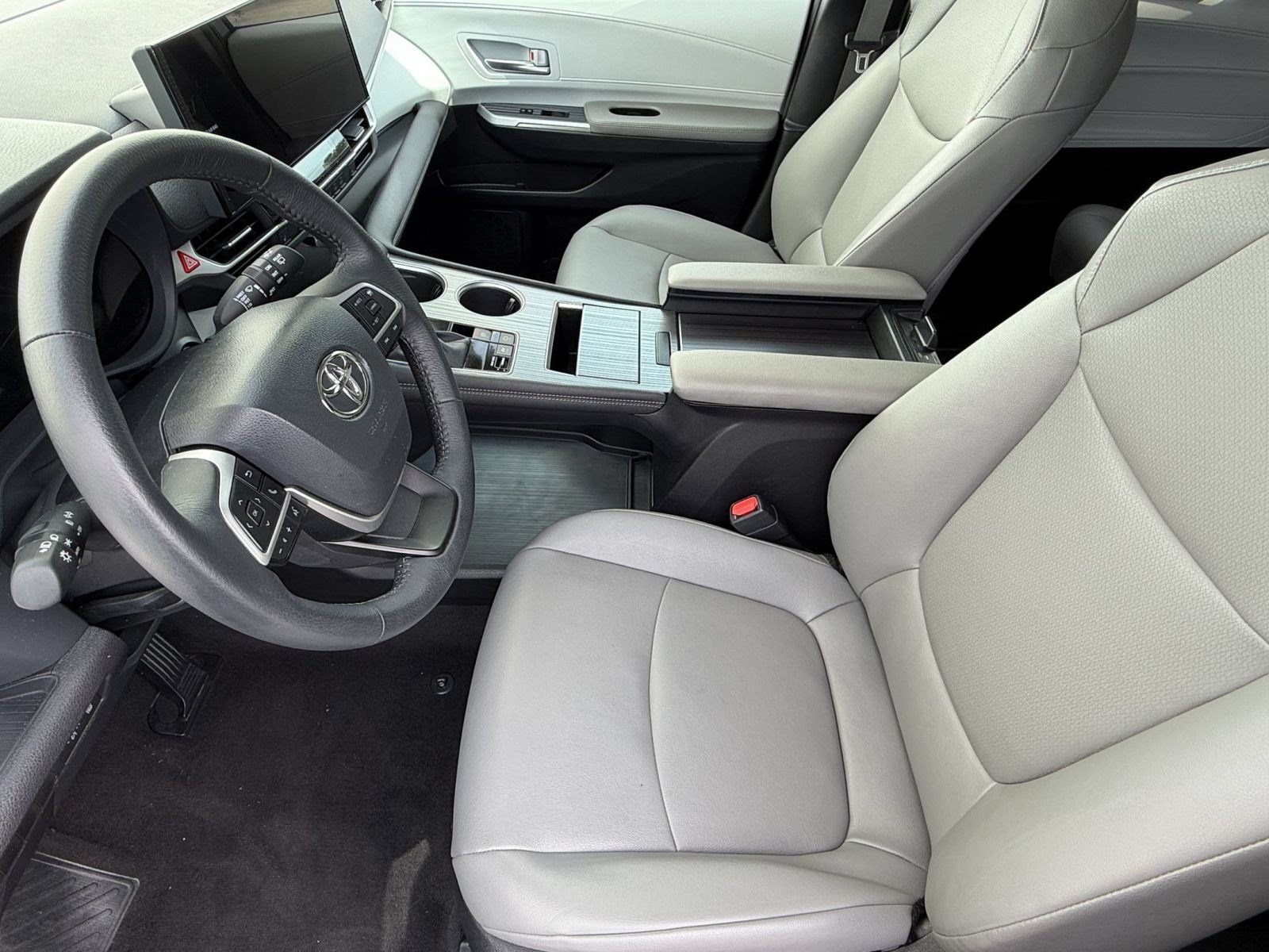 Used 2025 Toyota Sienna XLE FWD image 5