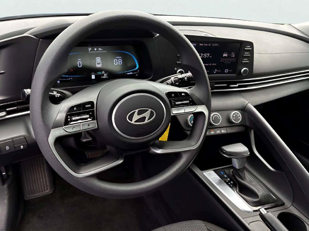Used 2025 Hyundai Elantra SE FWD image 10