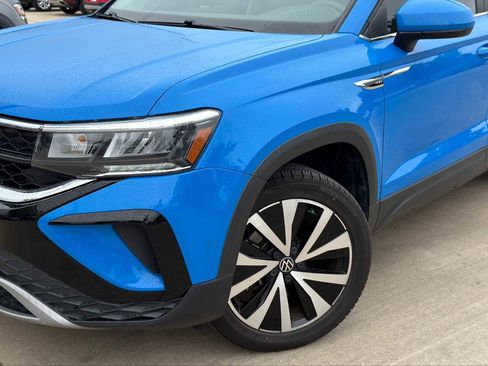 Used 2022 Volkswagen Taos SE w/ Panoramic Sunroof Package FWD image 3