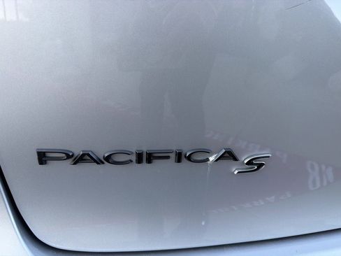 Used 2023 Chrysler Pacifica Touring-L w/ Uconnect Theater Family Group FWD image 28