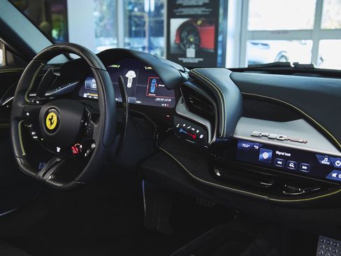 Used 2024 Ferrari SF90 Spider image 9