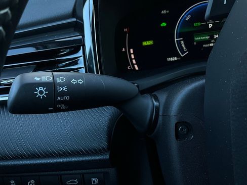 Used 2025 Toyota Camry SE image 35