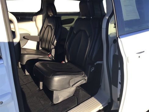 Used 2024 Chrysler Pacifica Touring-L image 10