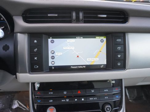 Used 2017 Jaguar XF Premium image 16