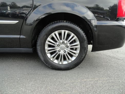 Used 2016 Chrysler Town & Country Touring-L w/ Driver Convenience Group FWD image 9