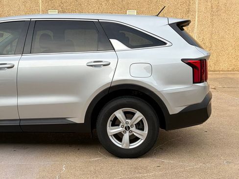 Used 2021 Kia Sorento LX image 6