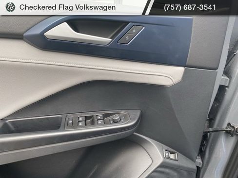 Used 2024 Volkswagen Taos SE image 15