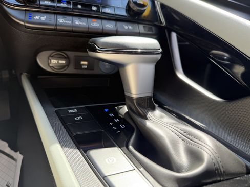 Certified 2025 Hyundai Elantra Limited FWD image 36