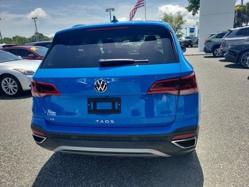 Used 2023 Volkswagen Taos SE w/ Panoramic Sunroof Package FWD image 5